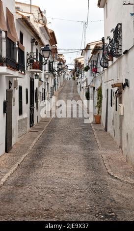 Straßen mit weißen Häusern der schönen Altstadt Altea an der Costa Blanca von Spanien. Stockfoto