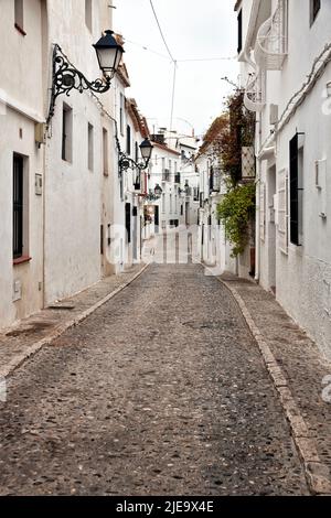 Straßen mit weißen Häusern der schönen Altstadt Altea an der Costa Blanca von Spanien. Stockfoto
