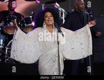 Die Soulsängerin Diana Ross füllt während des Glastonbury Festivals auf der Worthy Farm in Somerset den Sonntagslegendenplatz auf der Pyramid Stage. Bilddatum: Sonntag, 26. Juni 2022. Stockfoto