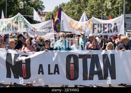 Madrid, Spanien. 26.. Juni 2022. Während einer Demonstration gegen die NATO am Paseo del Prado in Madrid halten Demonstranten ein Transparent mit der Aufschrift „Nein zur NATO“. Protestgruppen gegen die NATO (Organisation des Nordatlantikvertrags) und gegen den Krieg gingen in einer Demonstration auf die Straßen von Madrid. In diesem Jahr ist Madrid der Austragungsort des NATO-Gipfels. Mehrere Gruppen aus ganz Spanien und Europa reisten an, um an der Demonstration teilzunehmen. Kredit: SOPA Images Limited/Alamy Live Nachrichten Stockfoto