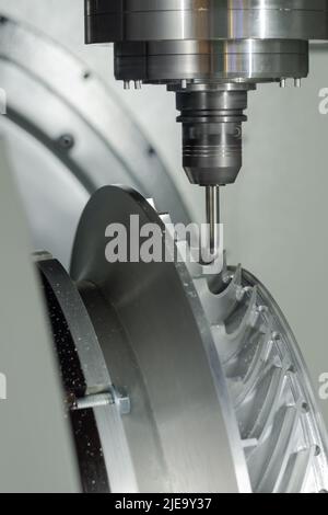 Automatisierte cnc-Drehfräsmaschine Schneiden von Metallwerkstücken im Werk Stockfoto