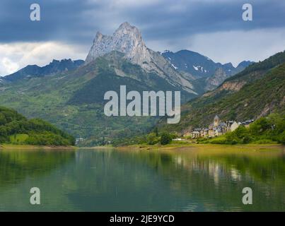 Sonnenuntergang am Stausee Lanuza, Huesca Pyrenees Stockfoto