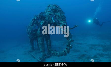 Rotes Meer, Ägypten. 26.. Juni 2022. Skulptur eines Elefanten auf dem Meeresboden. Leuchtturm Tauchplatz, Rotes Meer, Dahab, Ägypten (Foto: © Andrey Nekrasov/ZUMA Press Wire) Stockfoto