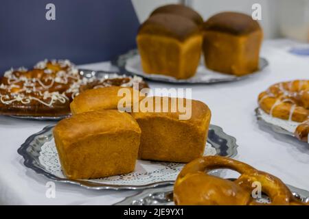 Frisch gebackenes Brot auf dem Teller in der Küche von Cafe, Restaurant oder einer Bäckerei Stockfoto