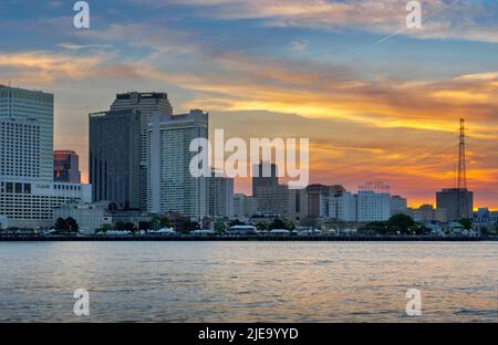 Skyline von New Orleans in der Abenddämmerung - Blick auf den Sonnenuntergang von der Fähre von Algier Stockfoto