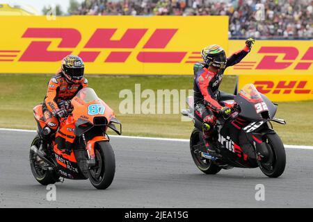 ASSEN, NIEDERLANDE - 26. JUNI: Remy Gardner von Tech3 KTM Factory Racing und New Sealand, Maverick Vinales von Aprillia Racing und Spanien während der MotoGP der Niederlande bei der TT Assen am 26. Juni 2022 in Assen, Niederlande. (Foto von Patrick Goosen/Orange Picturs) Stockfoto