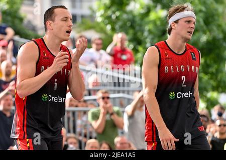 Der belgische Nick Celis und der belgische Thibaut Vervoort, aufgenommen während eines 3x3-Basketballspiels zwischen Serbien und Belgien, im Halbfinale der Männer, bei der FIBA 2022 Weltmeisterschaft, Sonntag, 26. Juni 2022, in Antwerpen. Die FIBA 3x3 Basket World Cup 2022 findet vom 21. Bis 26. Juni in Antwerpen statt. BELGA FOTO DIRK WAEM Stockfoto