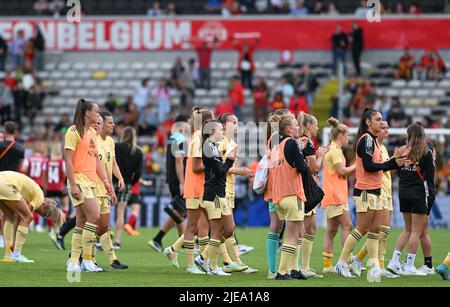 Belgische Spieler danken den Fans nach dem Freundschaftsspiel zwischen der belgischen Nationalmannschaft der Frauen, den Roten Flammen, und der österreichischen Nationalmannschaft der Frauen am Sonntag, den 26. Juni 2022 in Lier. BELGA FOTO DAVID CATRY Stockfoto