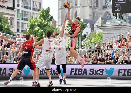 Der belgische Bryan De Valck, der serbische Strahinja Stojacic und der belgische Thibaut Vervoort, aufgenommen während eines 3x3-Basketballspiels zwischen Serbien und Belgien, im Halbfinale der Männer, bei der Weltmeisterschaft der FIBA 2022, Sonntag, 26. Juni 2022, in Antwerpen. Die FIBA 3x3 Basket World Cup 2022 findet vom 21. Bis 26. Juni in Antwerpen statt. BELGA FOTO DIRK WAEM Stockfoto