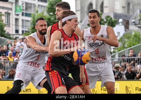 Der serbische Dejan Majstorovic, der belgische Bryan De Valck, der belgische Thibaut Vervoort und der serbische Mihailo Vasic, aufgenommen während eines 3x3-Basketballspiels zwischen Serbien und Belgien, im Halbfinale der Herren, bei der Weltmeisterschaft FIBA 2022, Sonntag, 26. Juni 2022, in Antwerpen. Die FIBA 3x3 Basket World Cup 2022 findet vom 21. Bis 26. Juni in Antwerpen statt. BELGA FOTO DIRK WAEM Stockfoto