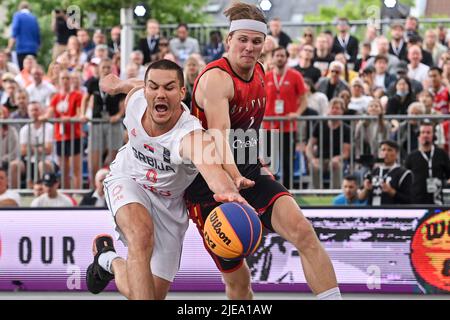 Der serbische Mihailo Vasic und der belgische Thibaut Vervoort, aufgenommen während eines 3x3-Basketballspiels zwischen Serbien und Belgien, im Halbfinale der Männer, bei der Weltmeisterschaft FIBA 2022, Sonntag, 26. Juni 2022, in Antwerpen. Die FIBA 3x3 Basket World Cup 2022 findet vom 21. Bis 26. Juni in Antwerpen statt. BELGA FOTO DIRK WAEM Stockfoto