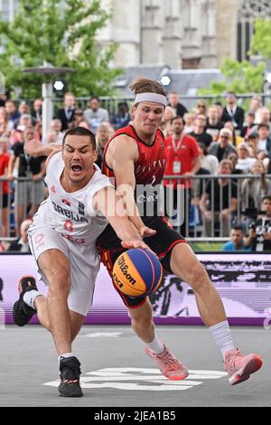 Der serbische Mihailo Vasic und der belgische Thibaut Vervoort, aufgenommen während eines 3x3-Basketballspiels zwischen Serbien und Belgien, im Halbfinale der Männer, bei der Weltmeisterschaft FIBA 2022, Sonntag, 26. Juni 2022, in Antwerpen. Die FIBA 3x3 Basket World Cup 2022 findet vom 21. Bis 26. Juni in Antwerpen statt. BELGA FOTO DIRK WAEM Stockfoto