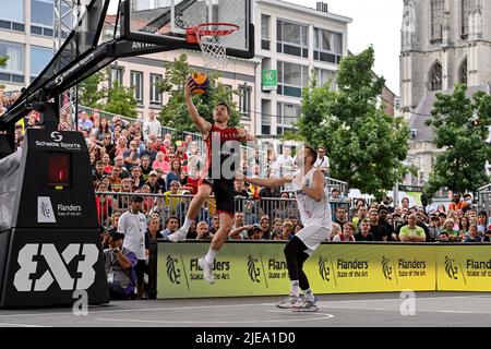 Der belgische Maxime Depuydt und der serbische Dejan Majstorovic, aufgenommen während eines 3x3-Basketballspiels zwischen Serbien und Belgien, im Halbfinale der Männer, bei der Weltmeisterschaft FIBA 2022, Sonntag, 26. Juni 2022, in Antwerpen. Die FIBA 3x3 Basket World Cup 2022 findet vom 21. Bis 26. Juni in Antwerpen statt. BELGA FOTO DIRK WAEM Stockfoto