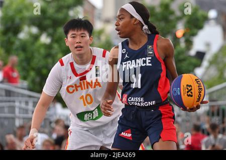 Die Chinesin Zhiting Zhang und die Französin Myriam Djekoundade, aufgenommen während eines 3x3-Basketballspiels zwischen Frankreich und China, im Halbfinale der Frauen bei der WM 2022 der FIBA, Sonntag, 26. Juni 2022, in Antwerpen. Die FIBA 3x3 Basket World Cup 2022 findet vom 21. Bis 26. Juni in Antwerpen statt. BELGA FOTO DIRK WAEM Stockfoto