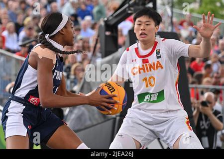 Die Französin Myriam Djekoundade und die Chinesin Zhiting Zhang wurden während eines 3x3-Basketballspiels zwischen Frankreich und China im Halbfinale der Frauen bei der FIBA 2022-Weltmeisterschaft am Sonntag, 26. Juni 2022, in Antwerpen aufgenommen. Die FIBA 3x3 Basket World Cup 2022 findet vom 21. Bis 26. Juni in Antwerpen statt. BELGA FOTO DIRK WAEM Stockfoto