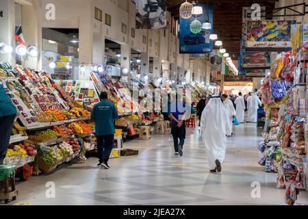 Kuwait-Stadt, Kuwait - März 23 2022: Souq Al Mubarakeya, ein historischer Markt, der vor der Entdeckung des Öls in Kuwait liegt. Stockfoto