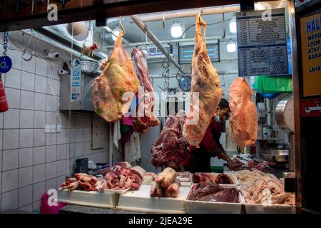 Ein Fleischmarkt im Souq Al Mubarakeya, einem historischen Markt, der vor der Entdeckung des Öls in Kuwait liegt. Stockfoto