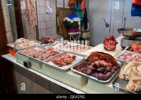 Ein Fleischmarkt im Souq Al Mubarakeya, einem historischen Markt, der vor der Entdeckung des Öls in Kuwait liegt. Stockfoto