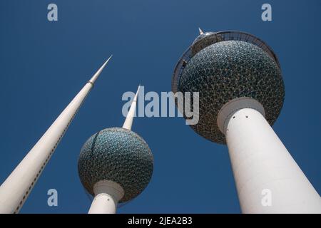 Die Kuwait Towers sind eine Gruppe von drei dünnen Türmen in Kuwait-Stadt, die auf einem Vorgebirge in den Persischen Golf stehen Stockfoto