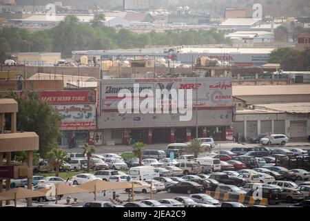 Kuwait-Stadt, Kuwait - März 23 2022: Ein Automechaniker verkauft Reifen der Marken Bridgestone Falken und Kenda Stockfoto