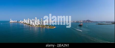 Die modernen Wolkenkratzer im kolumbianischen Cartagena mit Seehafen und Frachtschiff-Luftpanorama Stockfoto