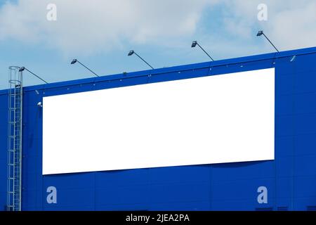 Mustervorlage. Große horizontale weiße leere Tafel, Werbetafel auf moderner Gebäudewand im Freien Stockfoto