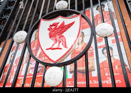 Ein altes Abzeichen des Liverpool Football Club in Rot und Weiß, abgebildet auf den Paisley Gates vor dem Anfield-Stadion in Liverpool im Juni 2022. Stockfoto