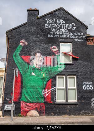 Das Wandbild von Ray Clemence, das auf der Außenseite eines Hauses in der Nähe des Anfield Stadions in Liverpool abgebildet ist, wurde im Juni 2022 gezeigt. Stockfoto