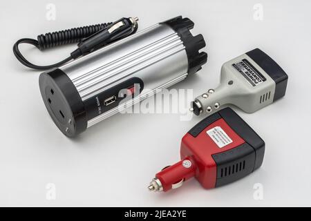 B&Q 12V Auto Zigarettenanzünder 150W / Watt DC auf AC-Wechselrichter (L/H) und zwei kleine Feuerzeug-Wechselrichter. 3-polige AC-Steckdose und USB-Ladebuchse. Stockfoto