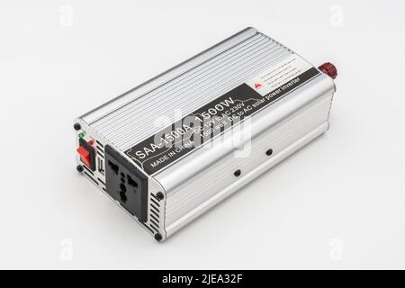 1500W / Watt DC auf AC-Wechselrichter-Einheit hergestellt in China. Roter ein/aus-Schalter und 3-polige Netzsteckdose sichtbar, zusammen mit USB-Ladesteckdose. Stockfoto