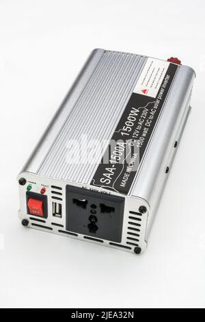 1500W / Watt DC auf AC-Wechselrichter-Einheit hergestellt in China. Roter ein/aus-Schalter und 3-polige Netzsteckdose sichtbar, zusammen mit USB-Ladesteckdose. Stockfoto