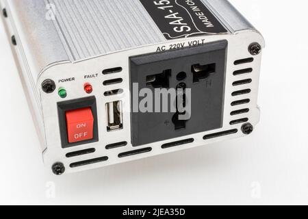 1500W / Watt DC auf AC-Wechselrichter-Einheit hergestellt in China. Roter ein/aus-Schalter und 3-polige Netzsteckdose sichtbar, zusammen mit USB-Ladesteckdose. Stockfoto
