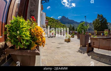 15 Februar 2022 Tejeda Gran Kanarischen Bergstadt mit charmanten Straßen mit Blumen in allen Farben gelb, lila und orange und ein Panorama mit volc Stockfoto