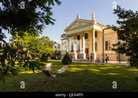 Besucher des Soproni Korus Unnep (Chorfestival) im Garten der Lenck-Villa, Sopron, Ungarn Stockfoto