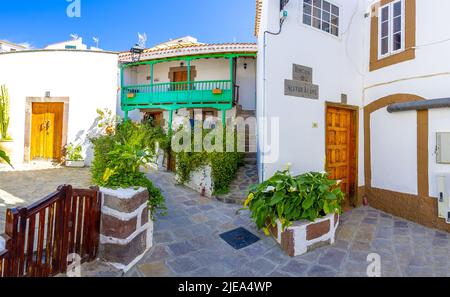 15 Februar 2022 Tejeda Gran Kanarischen Bergstadt mit charmanten Straßen mit Blumen in allen Farben gelb, lila und orange und ein Panorama mit volc Stockfoto