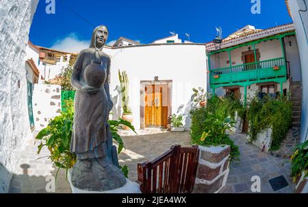 15 Februar 2022 Tejeda Gran Kanarischen Bergstadt mit charmanten Straßen mit Blumen in allen Farben gelb, lila und orange und ein Panorama mit volc Stockfoto