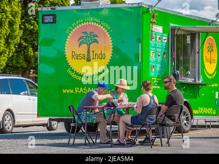 Menschen essen im Café im Freien auf einer Straße von Penticton BC. Touristen im Urlaub haben Mittagessen im Café Stockfoto