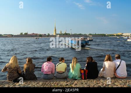 19 2022. Juni: Sankt Petersburg, Russland. Touristen und Vergnügungsboote. Blick auf die Peter und Paul Festung. Stockfoto