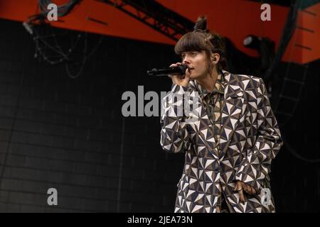 Milwaukee, USA. 25.. Juni 2022. Noga Erez beim Summerfest Music Festival am 25. Juni 2022 in Milwaukee, Wisconsin (Foto: Daniel DeSlover/Sipa USA) Quelle: SIPA USA/Alamy Live News Stockfoto