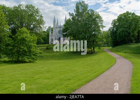 Gotische Kapelle im Park Aleksandriya in Peterhof oder Petergof bei Sankt Petersburg, Russland Stockfoto