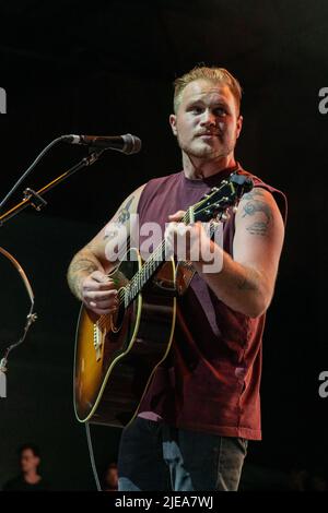 Milwaukee, USA. 25.. Juni 2022. Zach Bryan beim Summerfest Music Festival am 25. Juni 2022 in Milwaukee, Wisconsin (Foto: Daniel DeSlover/Sipa USA) Quelle: SIPA USA/Alamy Live News Stockfoto