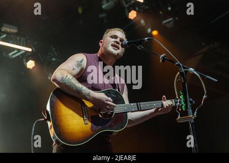 Milwaukee, USA. 25.. Juni 2022. Zach Bryan beim Summerfest Music Festival am 25. Juni 2022 in Milwaukee, Wisconsin (Foto: Daniel DeSlover/Sipa USA) Quelle: SIPA USA/Alamy Live News Stockfoto