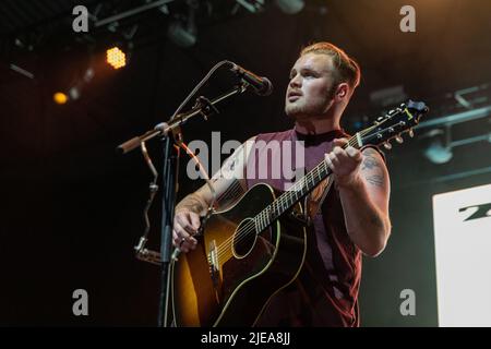 Milwaukee, USA. 25.. Juni 2022. Zach Bryan beim Summerfest Music Festival am 25. Juni 2022 in Milwaukee, Wisconsin (Foto: Daniel DeSlover/Sipa USA) Quelle: SIPA USA/Alamy Live News Stockfoto