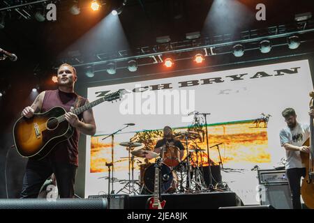 Milwaukee, USA. 25.. Juni 2022. Zach Bryan beim Summerfest Music Festival am 25. Juni 2022 in Milwaukee, Wisconsin (Foto: Daniel DeSlover/Sipa USA) Quelle: SIPA USA/Alamy Live News Stockfoto