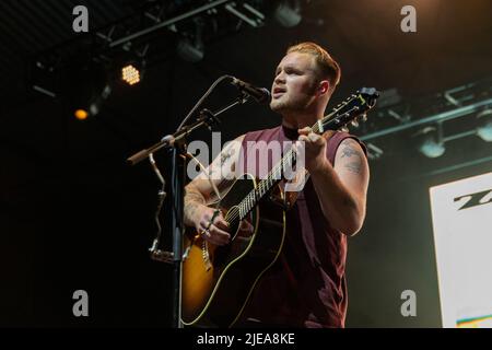 Milwaukee, USA. 25.. Juni 2022. Zach Bryan beim Summerfest Music Festival am 25. Juni 2022 in Milwaukee, Wisconsin (Foto: Daniel DeSlover/Sipa USA) Quelle: SIPA USA/Alamy Live News Stockfoto