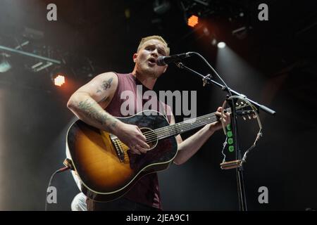 Milwaukee, USA. 25.. Juni 2022. Zach Bryan beim Summerfest Music Festival am 25. Juni 2022 in Milwaukee, Wisconsin (Foto: Daniel DeSlover/Sipa USA) Quelle: SIPA USA/Alamy Live News Stockfoto