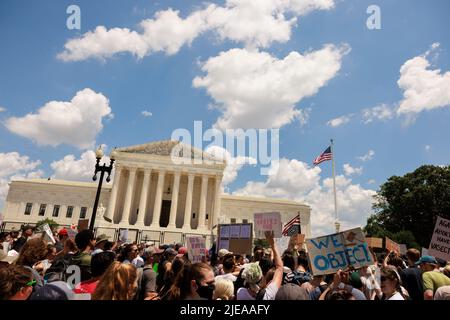 Washington, Usa. 25.. Juni 2022. Demonstranten versammeln sich vor dem Obersten Gerichtshof der Vereinigten Staaten, nachdem eine konservative Mehrheit Roe gegen Wade in Washington niedergeschlagen hat. Mit der Entscheidung des Gerichtshofs in Dobbs / Jackson Women's Health wird der bahnbrechende 50-jährige Fall Roe / Wade umgestürelt und das Bundesrecht auf Abtreibung gelöscht. (Foto von Jeremy Hogan/SOPA Images/Sipa USA) Quelle: SIPA USA/Alamy Live News Stockfoto