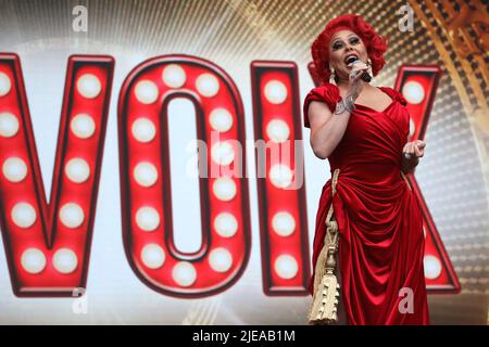 La Voix ist der Künstlername von Chris Dennis, einem Drag-Performer, der in der Show "EIGHTH WONDER OF THE WORLD" im West End Live, Trafalgar Square, London 2022 auftrat. Stockfoto