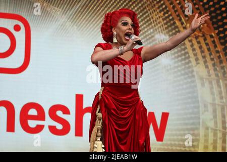 La Voix ist der Künstlername von Chris Dennis, einem Drag-Performer, der in der Show "EIGHTH WONDER OF THE WORLD" im West End Live, Trafalgar Square, London 2022 auftrat. Stockfoto