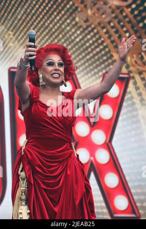 La Voix ist der Künstlername von Chris Dennis, einem Drag-Performer, der in der Show "EIGHTH WONDER OF THE WORLD" im West End Live, Trafalgar Square, London 2022 auftrat. Stockfoto